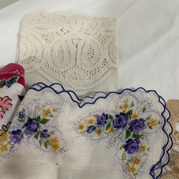 VINTAGE TEXTILE COLLECTION 8 PIECES HANDKERCHIEFS, NAPKIN, FINGERTIP TOWEL - Picture 5 of 7